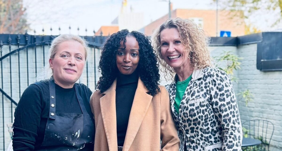 Bilde: Alma står til venstre, Ethiopia er i midten, og Tone står til høyre i bildet.